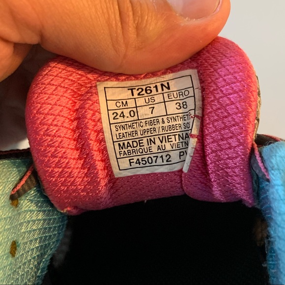 Woman’s ASICS athletic shoe - Picture 7 of 7